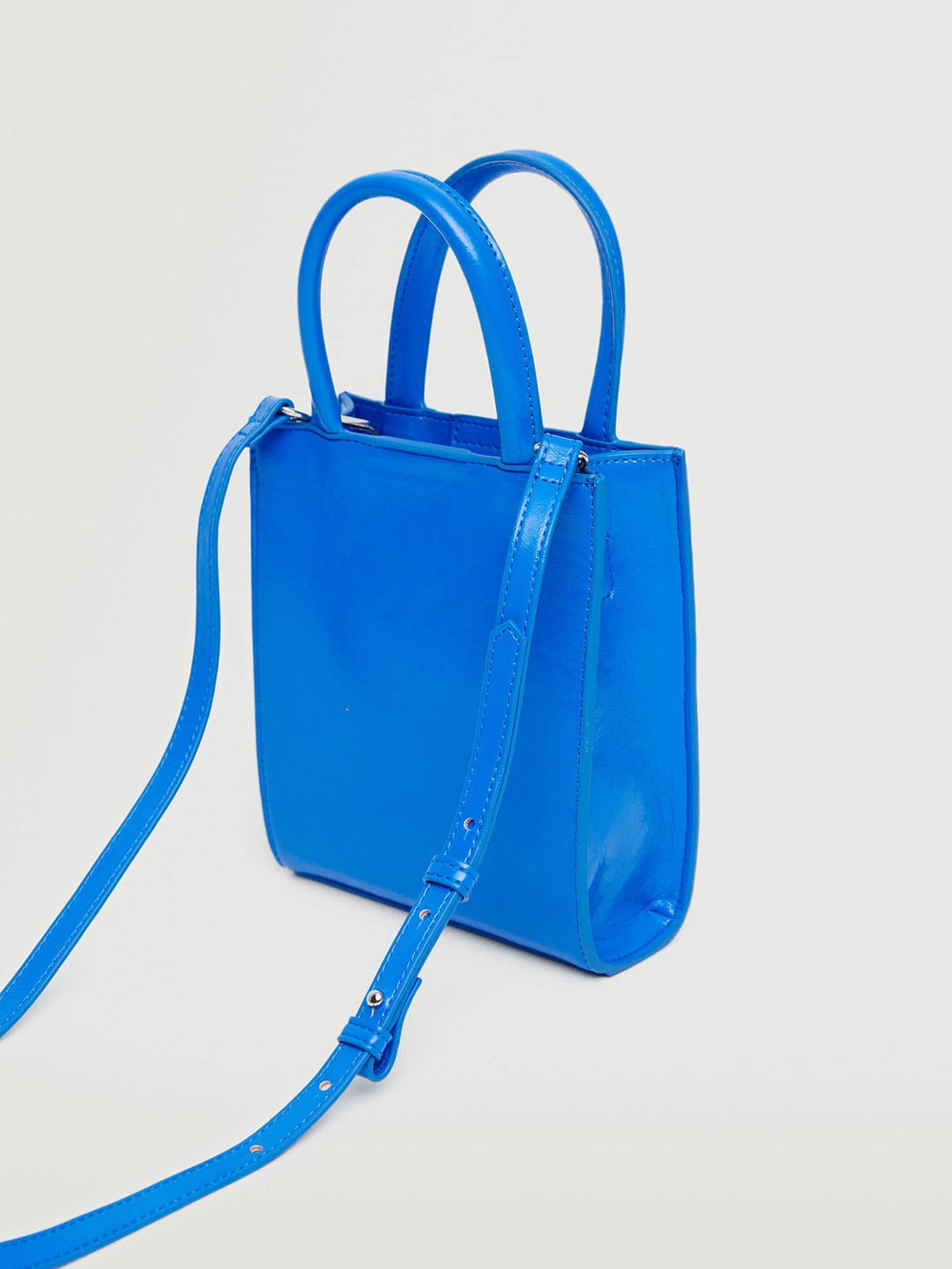 7af98f9a-bb91-4044-881e-3332551390ee1651645798615HeelsMANGOWomenFlatsMANGOWomenHandbagsMANGOWomenHandbagsMANG2